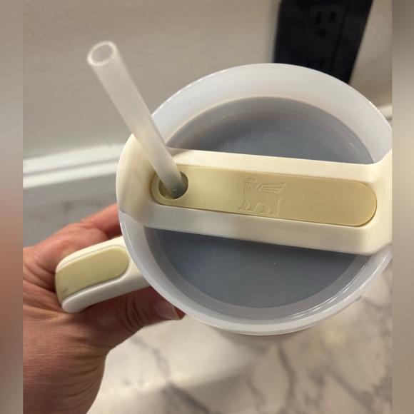 Very Good Condition. 40 oz. Stanley tumbler - Picture 7 of 7